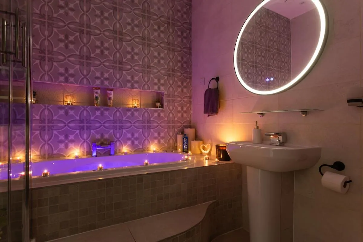 Bradford Luxury Central Apartment With Jacuzzi