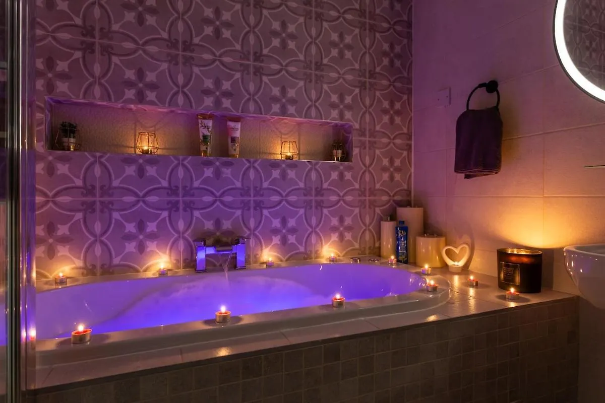 Bradford Luxury Central Apartment With Jacuzzi