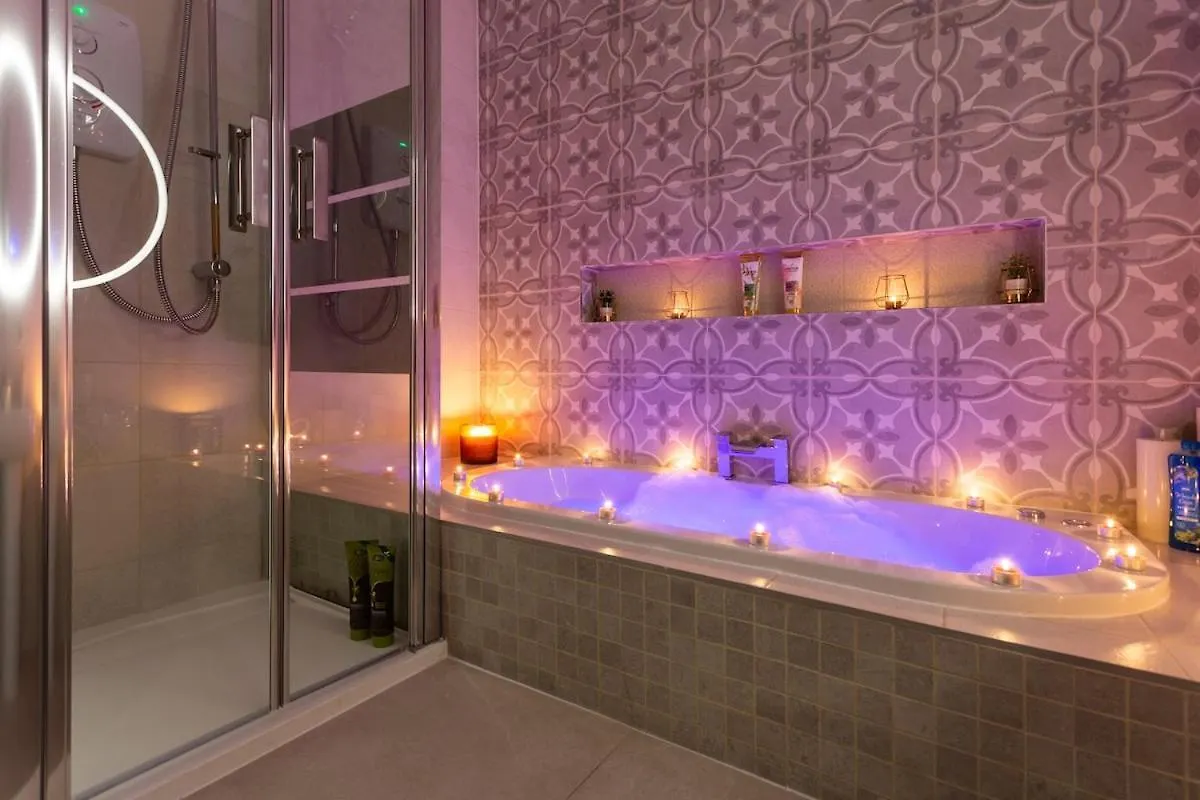 Bradford Luxury Central Apartment With Jacuzzi  Bradford (West Yorkshire)